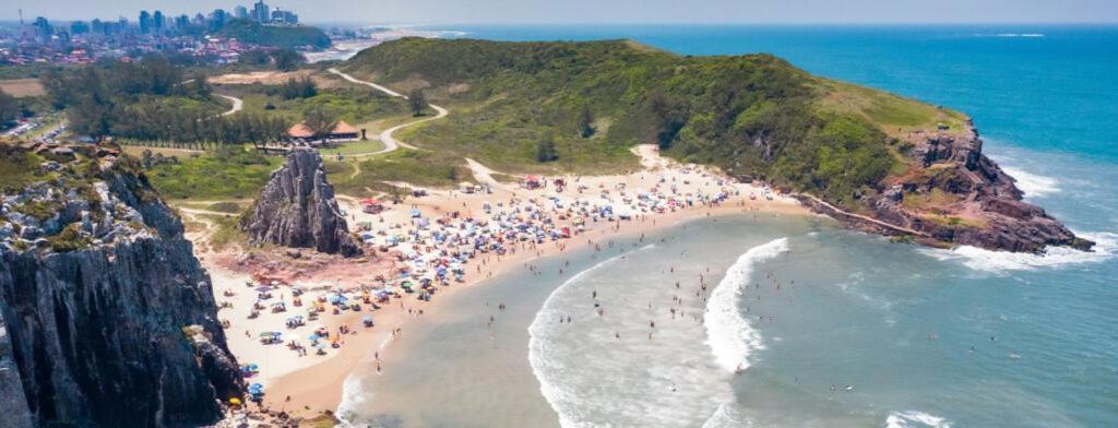 Kitnet K1 Em Torres-Rs - Na Mais Bela Praia Gaucha - Cozinha - Banheiro - Ar Condicionado - Smart Tv 32' - Wi-Fi - Anfitria Superhost No Bnb Kültér fotó